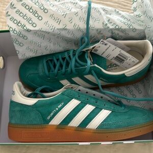Adidas sporty and rich collectors shoes in green color, MENS size 7 1/2 US